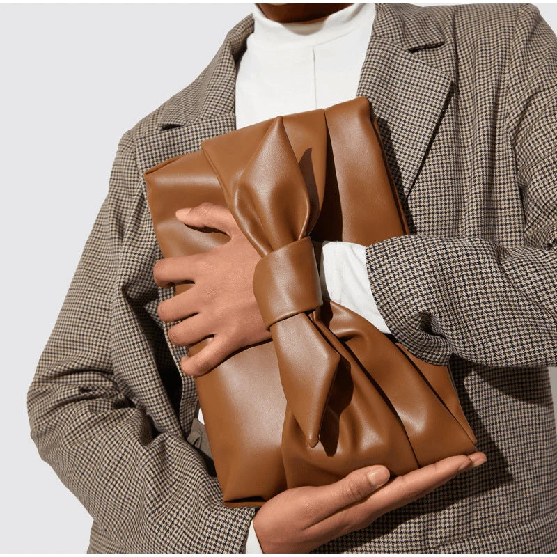 Nodo di Charme Clutch